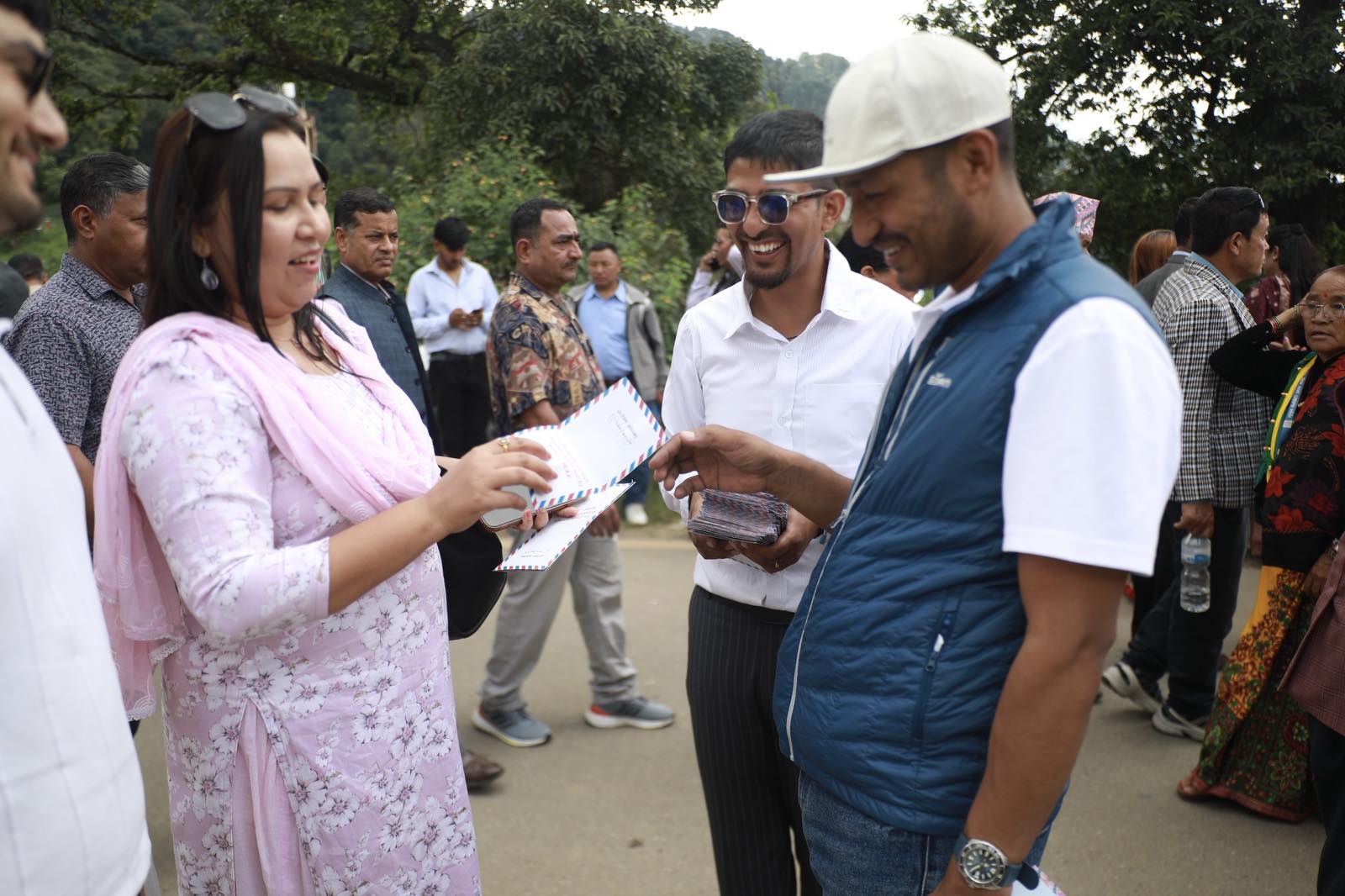 विद्या भण्डारीको सन्देशसहित एमाले विधान महाधिवेशनस्थलमा हजारौँ चिट्ठी बाँडिँदै